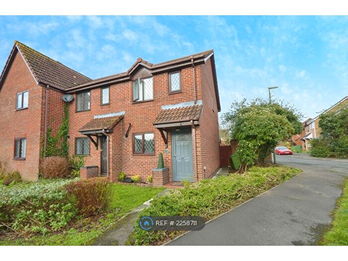 2 Bedroom End Of Terrace House To Rent In Albacore Avenue, Warsash, Southampton, SO31