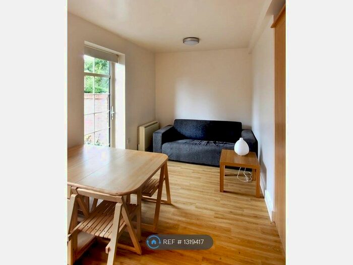 3 Bedroom Flat To Rent In Orchard House, Winchester SO22