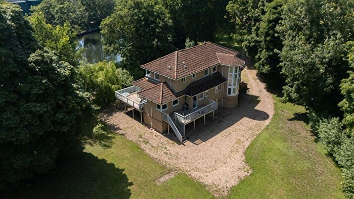 5 Bedroom Detached House For Sale In Kotan Drive, Staines, TW18