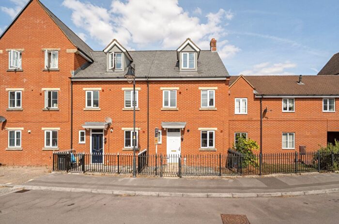 4 Bedroom Terraced House For Sale In Deneb Drive, Oakhurst, Swindon, SN25