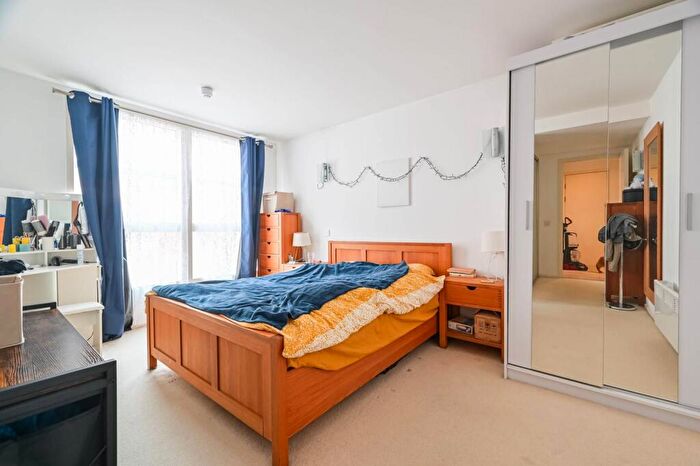 2 Bedroom Flat For Sale In Corona Building, Canary Wharf, London, E14