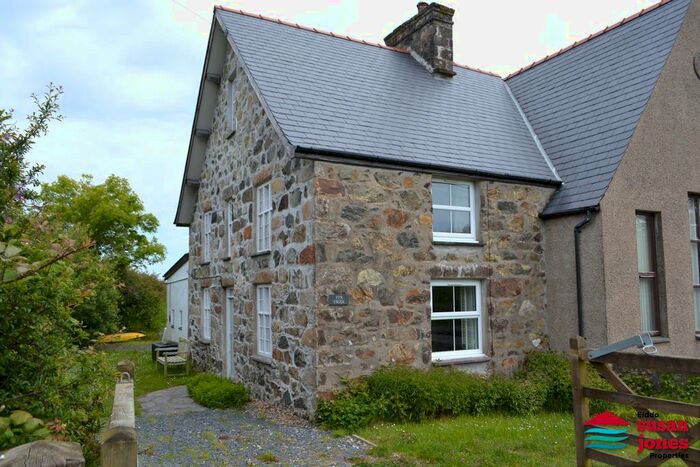 2 Bedroom Semi-Detached House For Sale In Llangwnadl, Pwllheli, LL53