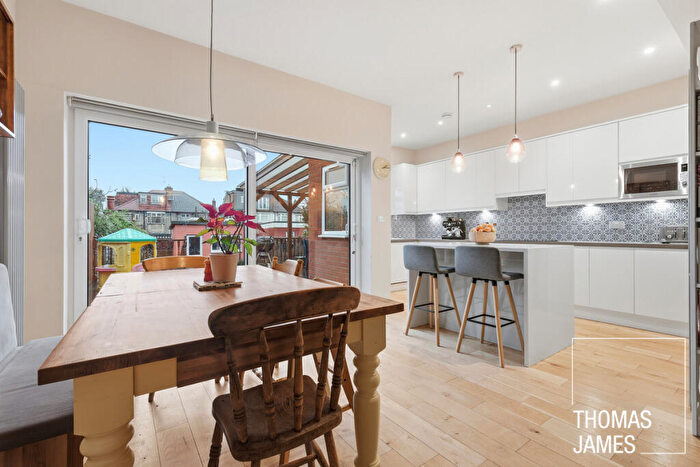 4 Bedroom End Of Terrace House For Sale In Hawthorn Avenue, London, N13