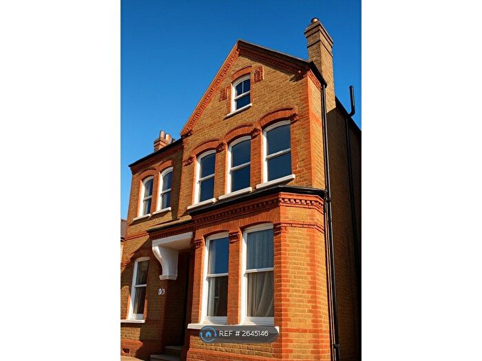 3 Bedroom Flat To Rent In Hendrick Avenue, London, SW12