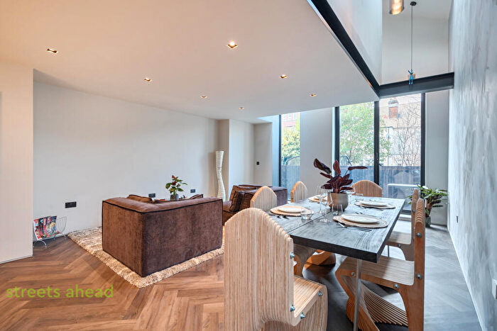 2 Bedroom Detached House For Sale In Carlyle Road, Croydon, CR0