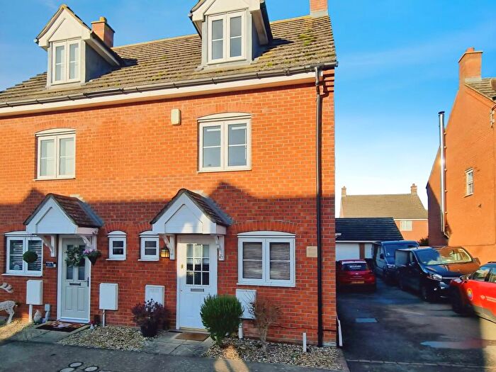 3 Bedroom Town House To Rent In Foxholes Close, Deanshanger, Milton Keynes, MK19