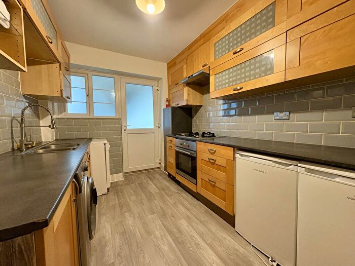 2 Bedroom Flat To Rent In Amblecote Road, SE12