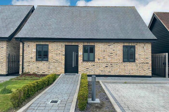 3 Bedroom Property For Sale In Kemps Farm, Dennises Lane, South Ockendon, RM15