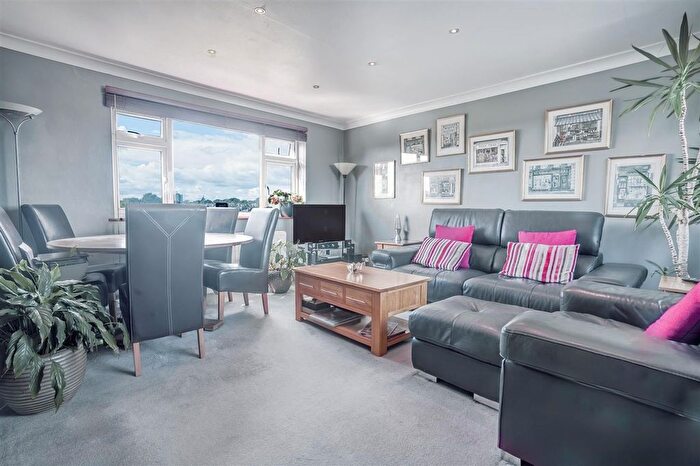 1 Bedroom Flat For Sale In Durham Avenue, Woodford Green, IG8