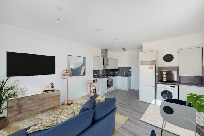 2 Bedroom Flat To Rent In Balham High Road, Balham, SW12