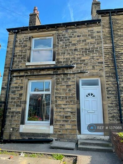 3 Bedroom Semi-Detached House To Rent In Huddersfield, Huddersfield, HD1