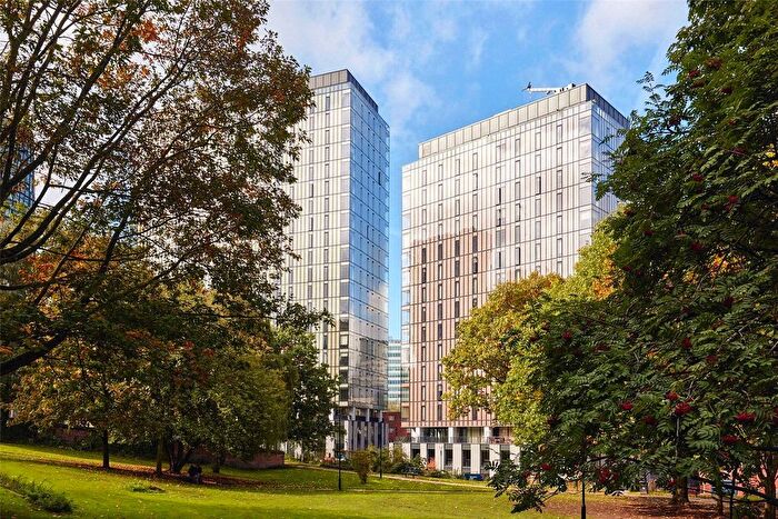 3 Bedroom Flat To Rent In Aspin Lane, Manchester, Greater Manchester, M4