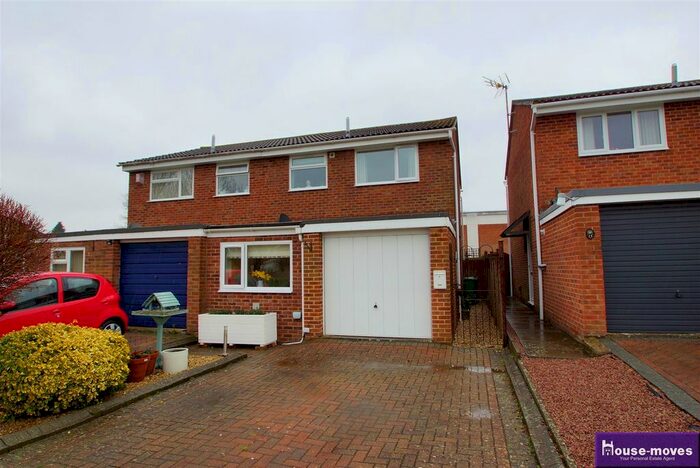 Semi-Detached House For Sale In Lincoln Close, Tewkesbury, GL20