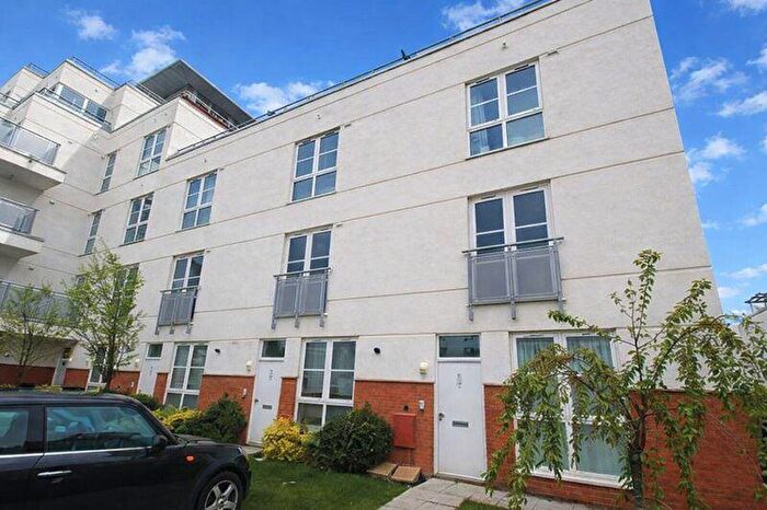 4 Bedroom End Of Terrace House For Sale In Woodford Road, Leicester, LE2