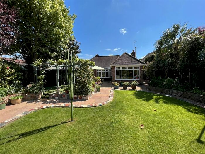 3 Bedroom Detached Bungalow For Sale In Priests Lane, Shenfield