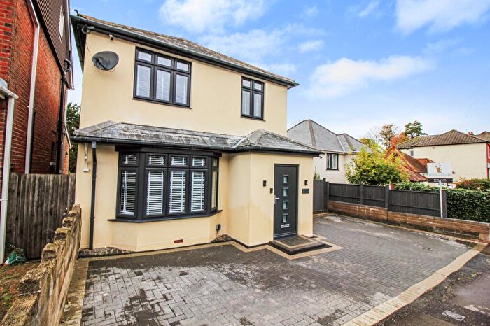 3 Bedroom Detached House For Sale In Hillside Avenue, Bitterne Park, SO18