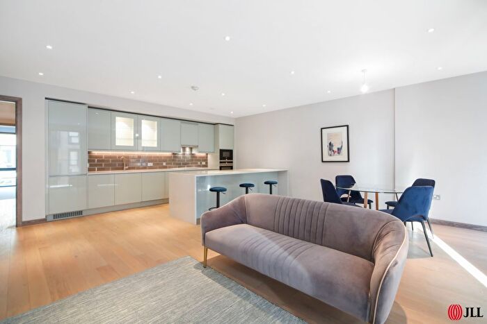 3 Bedroom Flat To Rent In Drapers Yard, London, SW18