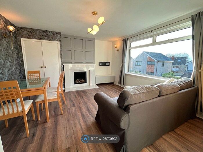 3 Bedroom Flat To Rent In Buckstone Crescent, Edinburgh, EH10