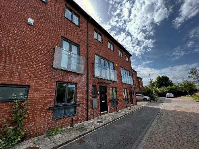 3 Bedroom Town House To Rent In Yarn Street, , Hunslet, LS10