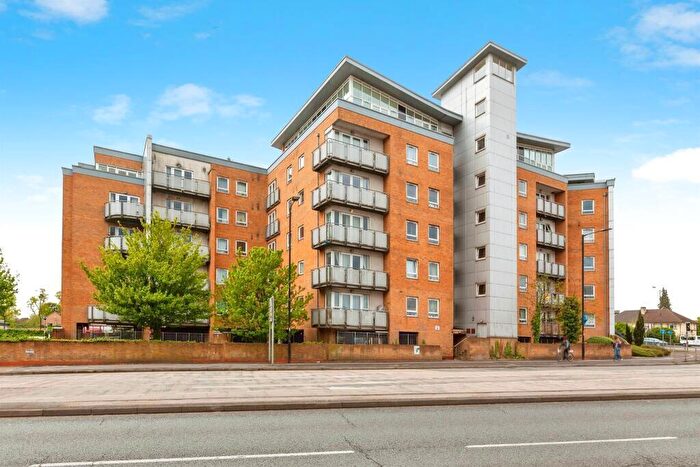 2 Bedroom Apartment For Sale In Tuns Lane, Slough, Berkshire, SL1