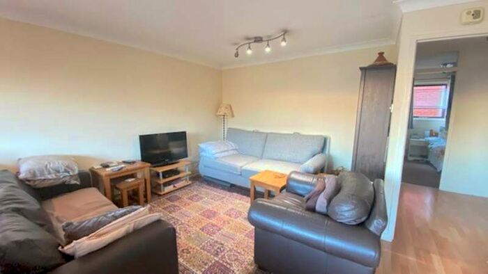 2 Bedroom Flat To Rent In Wingate Court, Hendon, NW4