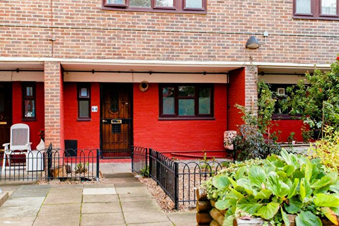 3 Bedroom Maisonette To Rent In Wenlock Court, New North Road, N1