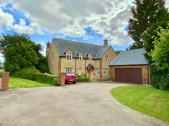 3 Bedroom Detached House For Sale In Deanshanger Road, Wicken, Milton Keynes MK19