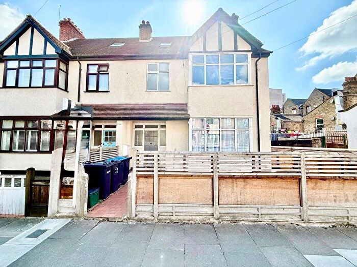 3 Bedroom Flat To Rent In B Langdale Avenue, London, CR4