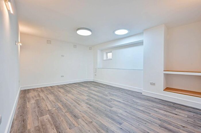 2 Bedroom Flat To Rent In Gomshall, Gomshall, GU5