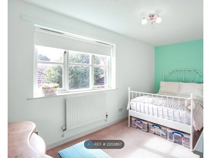 1 Bedroom Semi-Detached House To Rent In Hemingford Close, London, N12