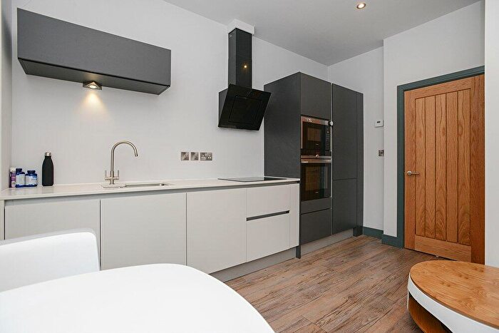 1 Bedroom Flat To Rent In Waverley Street, Nottingham, Nottinghamshire, NG7