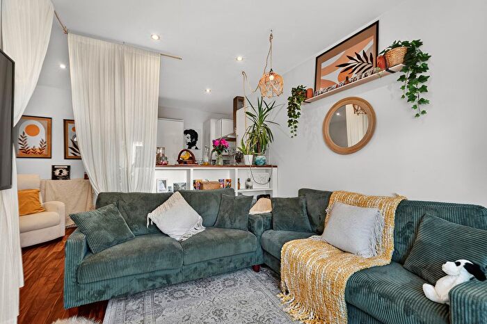 2 Bedroom Flat For Sale In Brockley Road, London, SE4