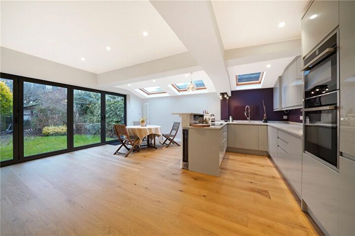 3 Bedroom Flat To Rent In Langthorne Street, London, SW6