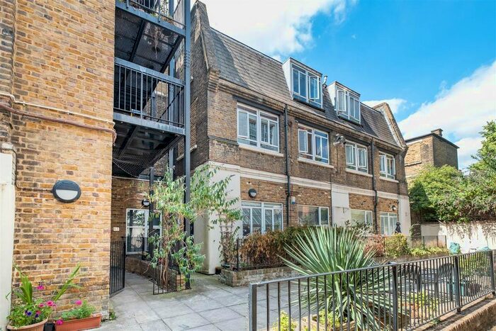 3 Bedroom Flat To Rent In Bow Road, London, E3