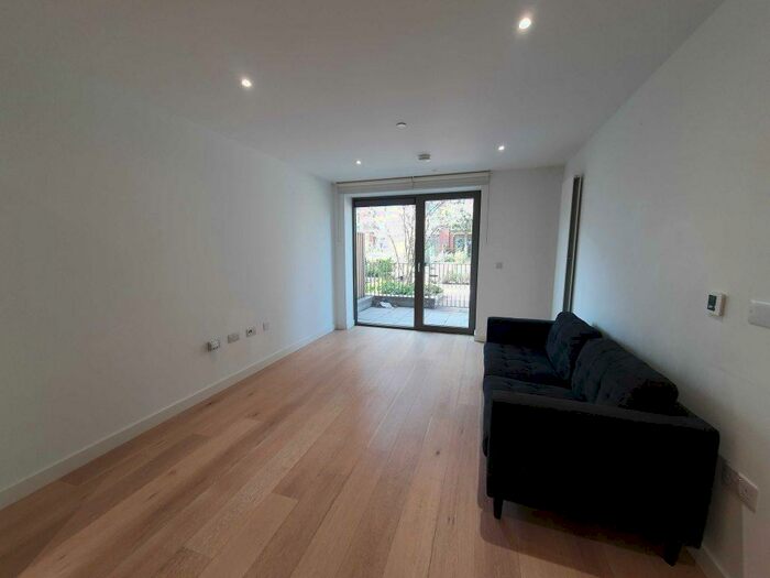 2 Bedroom Flat To Rent In Incredible Bed Flat In Silvertown, E16