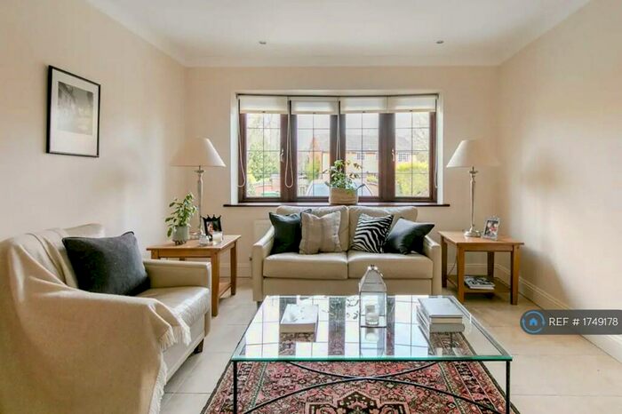 Studio To Rent In Chiltern Hills Road, Beaconsfield, HP9