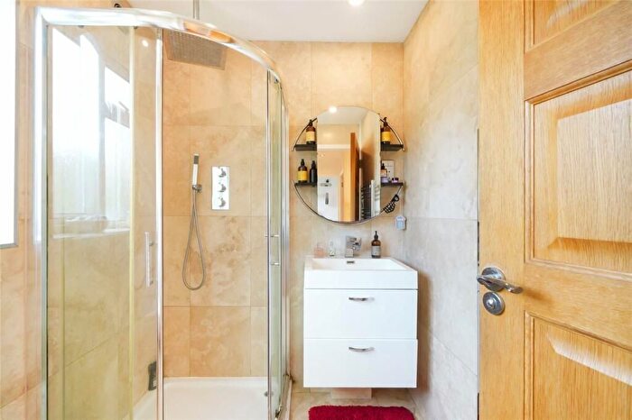 2 Bedroom Flat For Sale In Finchley, Barnet, N3