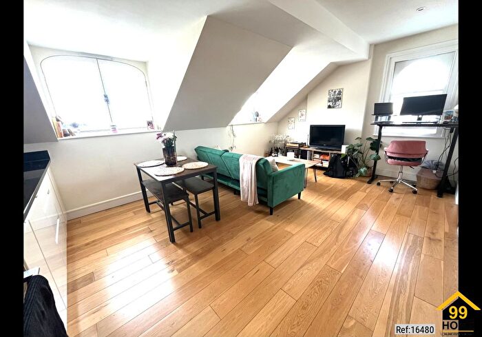 1 Bedroom Flat For Sale In Lebanon Gardens, East Putney, Wandsworth, London, SW18