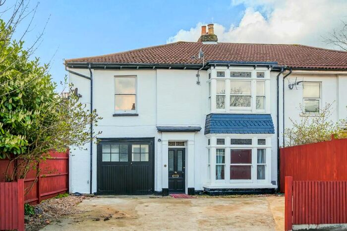 4 Bedroom Semi-Detached House To Rent In St Albans Road, Barnet, EN5