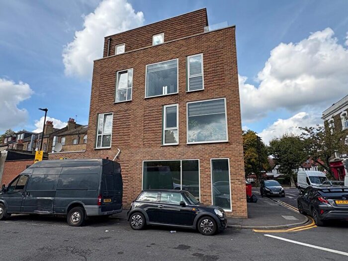 3 Bedroom Flat To Rent In St Mary's Road London, N8