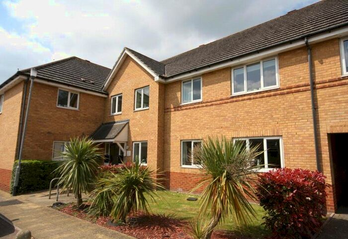 2 Bedroom Flat To Rent In Woodlands Close, Guildford, Surrey, GU1