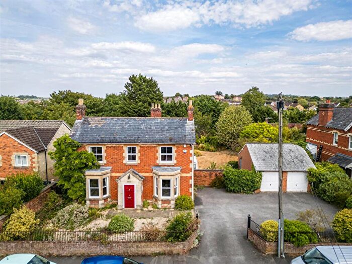 4 Bedroom Detached House For Sale In Shelburne Road, Calne, SN11
