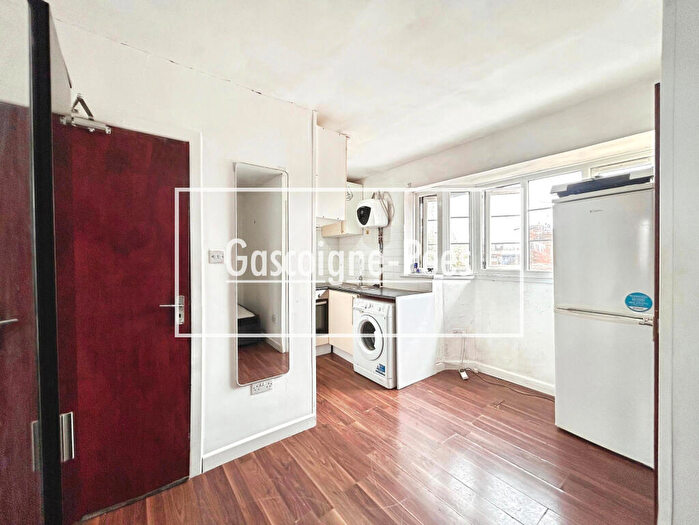 Apartment To Rent In Queens Parade, Basingstoke, RG21