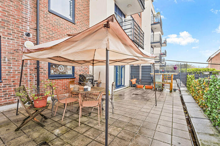 2 Bedroom Apartment For Sale In Charter Quay, Kingston Upon Thames, KT1