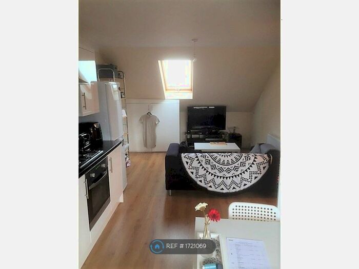 Studio To Rent In Warwick Road, Norbury, CR7