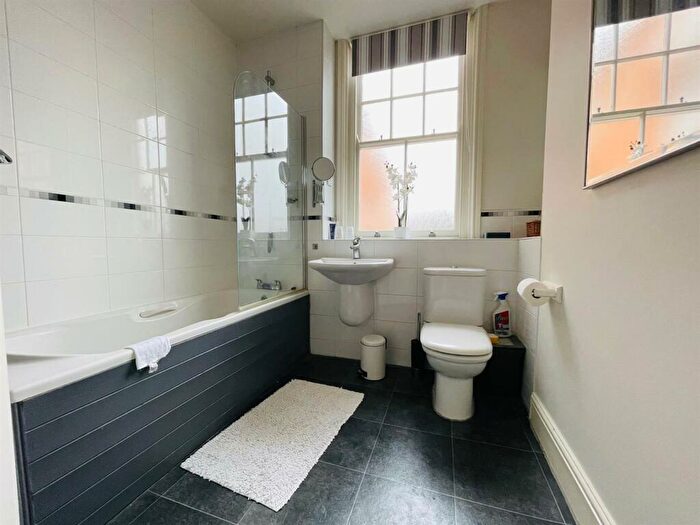 2 Bedroom Apartment To Rent In Scholars Walk, Leicester, LE2