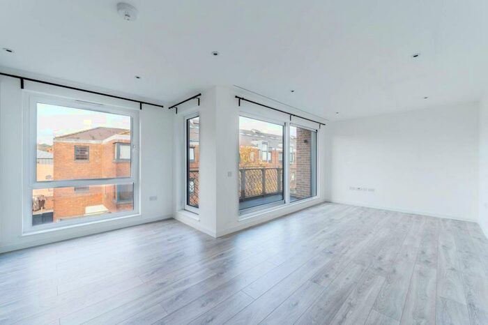 2 Bedroom Flat To Rent In Calum Court, Central Purley, Purley, CR8