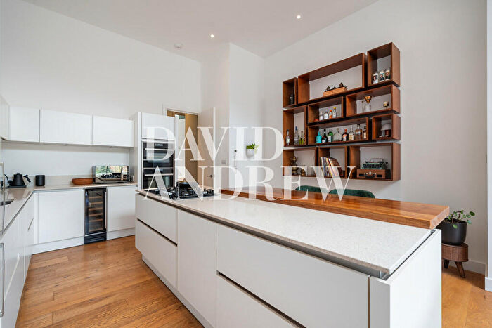 3 Bedroom Flat To Rent In Gloucester Drive, N4