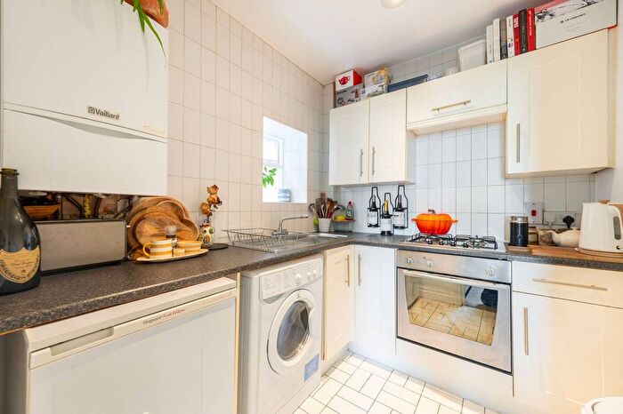 1 Bedroom Flat For Sale In Park Avenue, Willesden Green, London, NW2