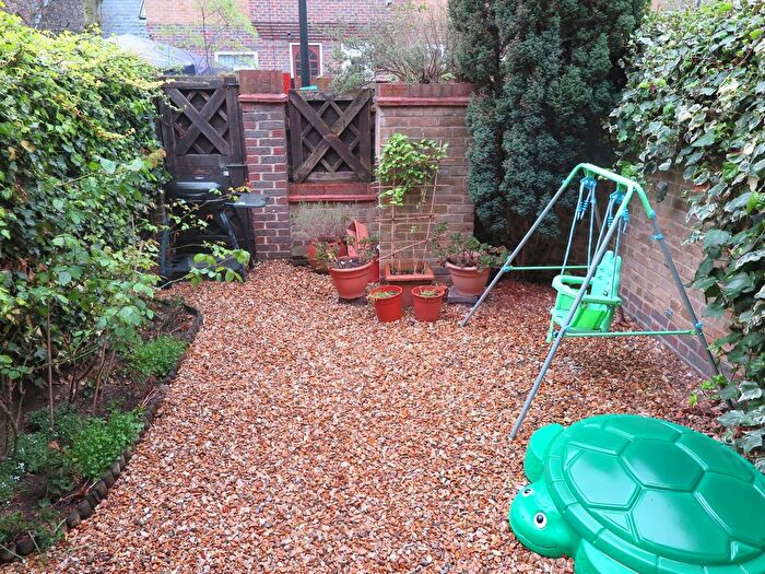 2 Bedroom End Of Terrace House To Rent In Greenland Quay, Surrey Quays, SE16